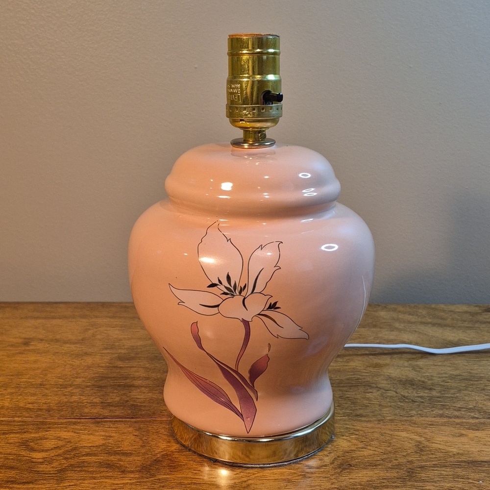 VINTAGE 80s Peach Ginger Jar Style Ceramic Table Lamp with Gold Tone Bottom Base
